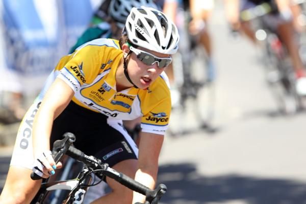 Melissa Hoskins (GreenEDGE) takes a corner