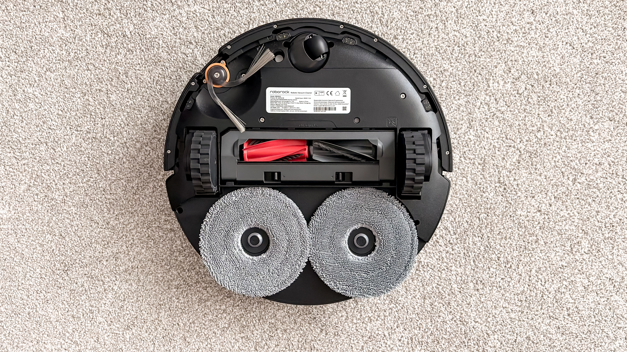 Roborock Qrevo 2 Pro in black photographed on carpet
