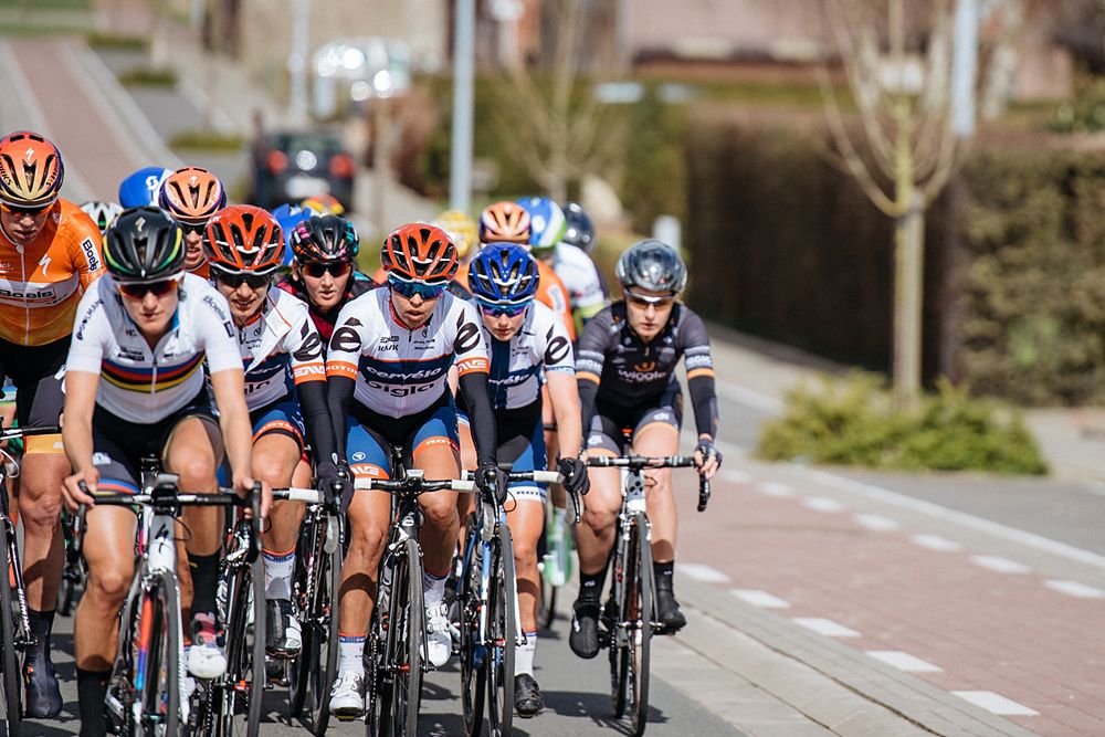 An elite group forms on the front as the riders make their way to Banenberg - Women's Gent Wevelgem 2016