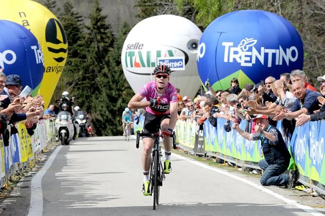 Cadel Evans (BMC) solos to the stage win
