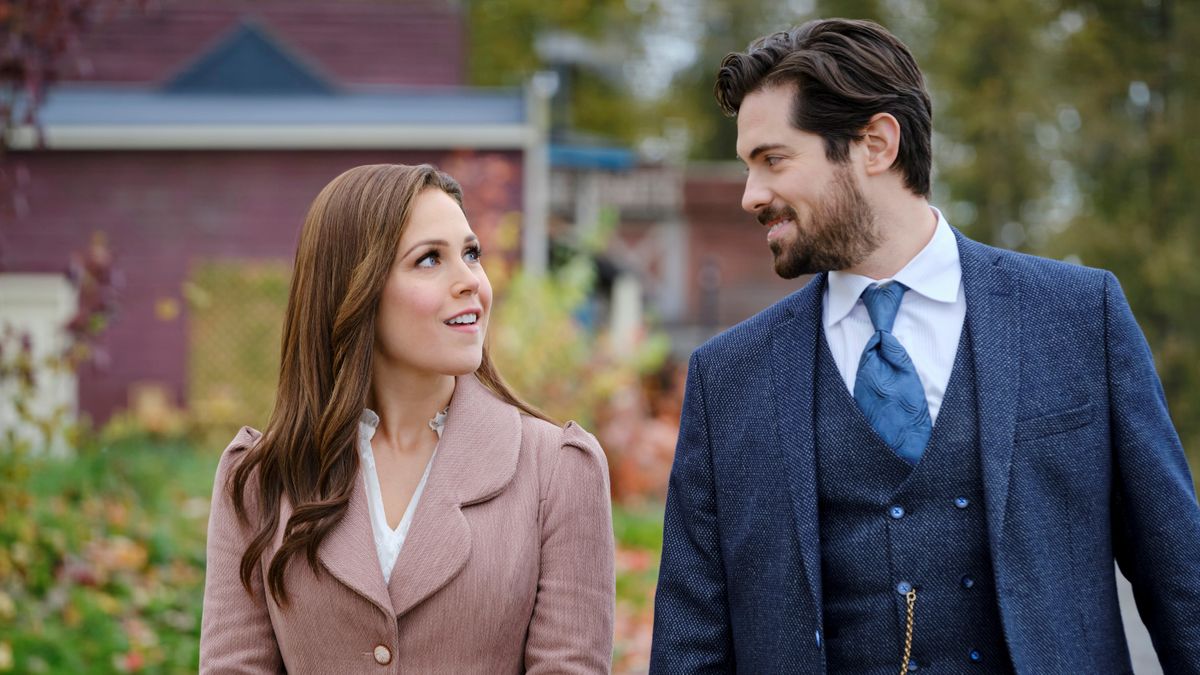 Erin Krakow, Chris McNally in When Calls the Heart