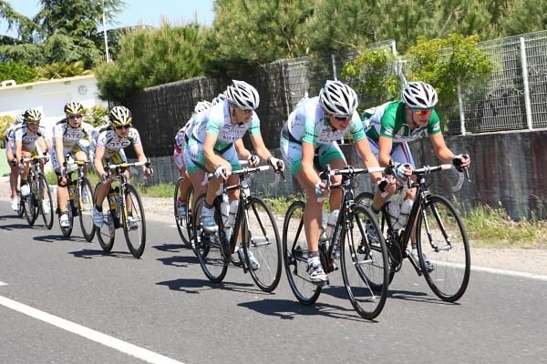 Marianne Vos and her Nederland Bloeit team-mates chase the break.