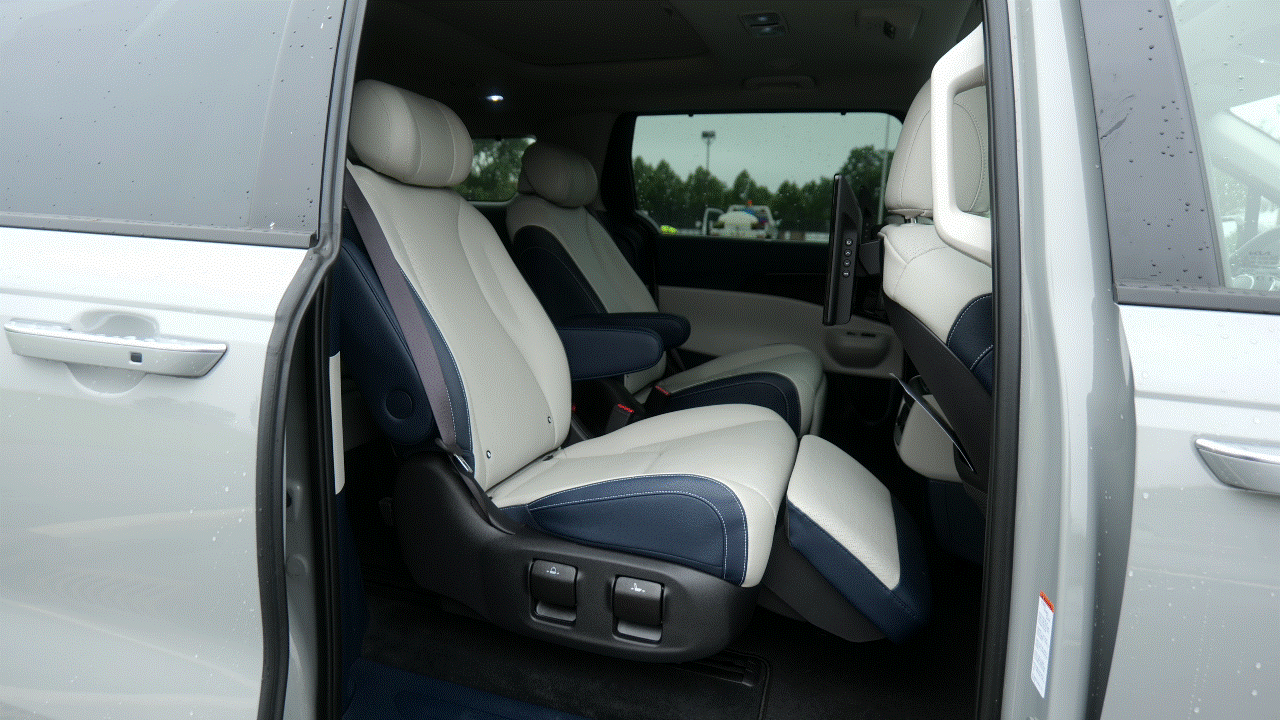 2025 Kia Carnival 2nd row captain's chairs activating footrest.