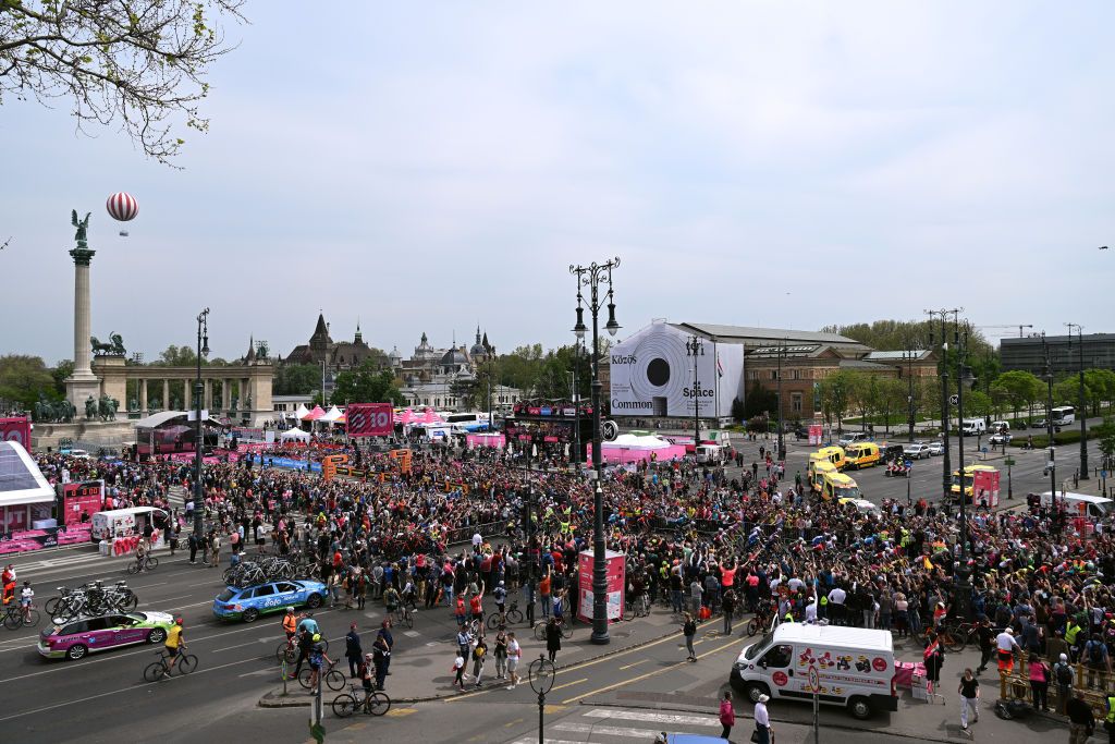 VISEGRAD HUNGARY MAY 06 A general view of the peloton while fans cheer at Heroes Square in Budapest City prior to the 105th Giro dItalia 2022 Stage 1 a 195km stage from Budapest to Visegrd 337m Giro WorldTour on May 06 2022 in Visegrad Hungary Photo by Stuart FranklinGetty Images