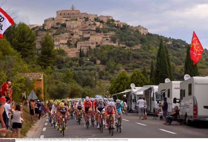 The peloton leaves Gordes behind on the way to N&icirc;mes