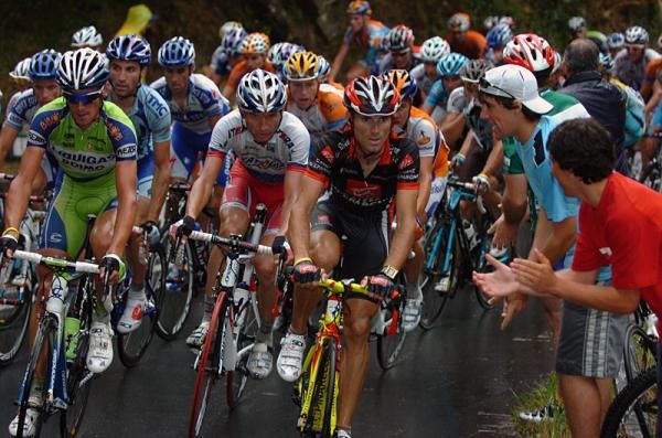 (L-R): Roman Kreuziger (Liquigas), Serguei Ivanov (Team Katusha) and Alejandro Valverde (Caisse d'Epargne) climb in the rain.