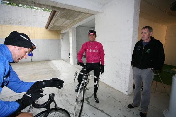 Brian Stephens (right) looks on as Rabobank&rsquo;s Graeme Brown (left)