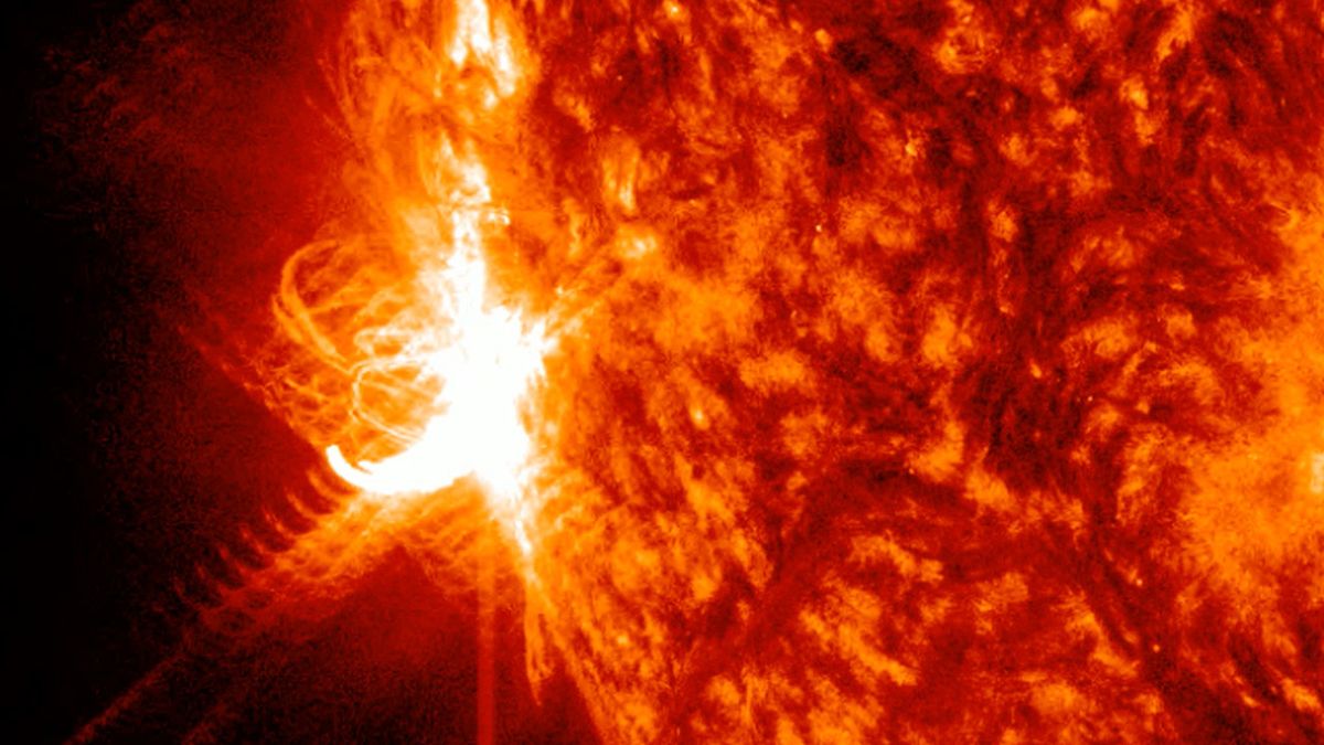 По-рано скрити слънчеви петна отприщват масивно слънчево изригване от клас X