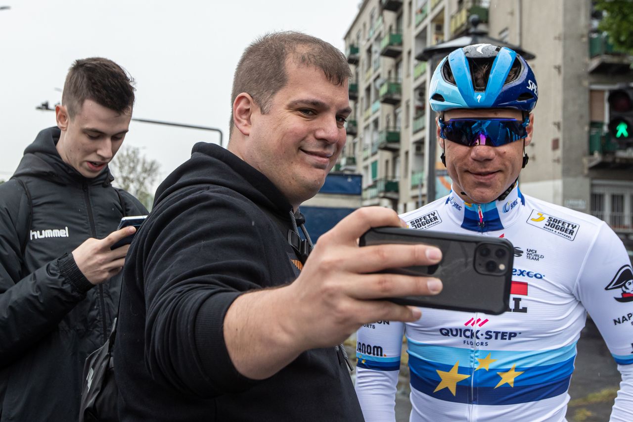 Fabio Jakobsen takes a selfie with a fan