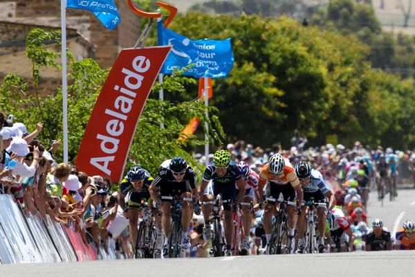 Hoping to hold onto the leader's jersey, Matt Goss drives it home.