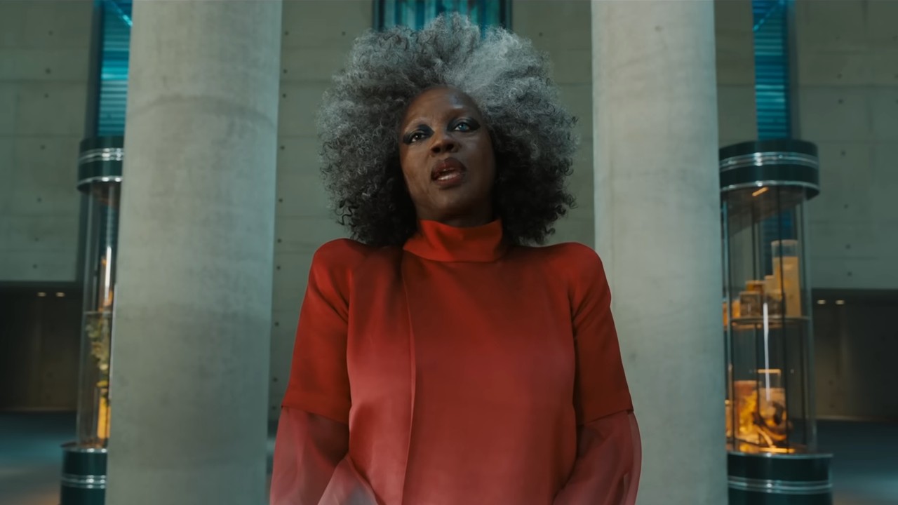 Dr. Volumnia Gaul (Viola Davis) spricht mit Coriolanus Snow in „Die Tribute von Panem: Die Ballade der Singvögel und Schlangen“.