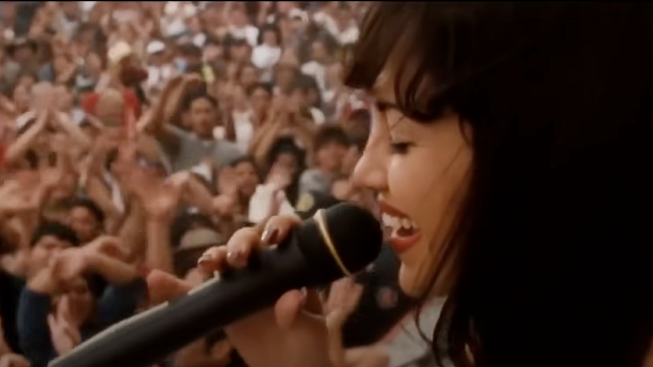 Selena singing Como La Flor