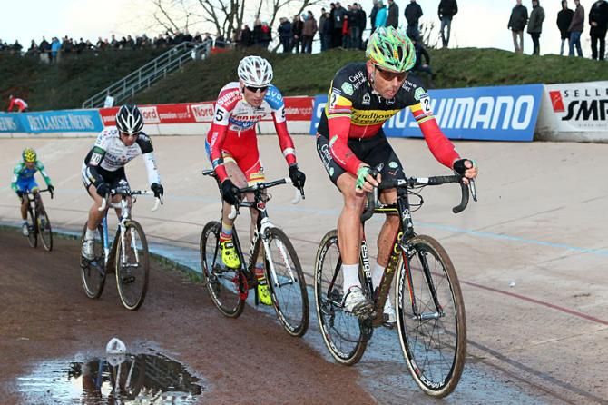 Sven Nys sets the pace on the Roubaix velodrome