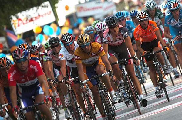 The yellow jersey group makes it to the finish