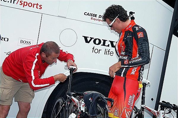 Luis Leon Sanchez Gil (Caisse d'Epargne) gets some last minute adjustments from his mechanic.