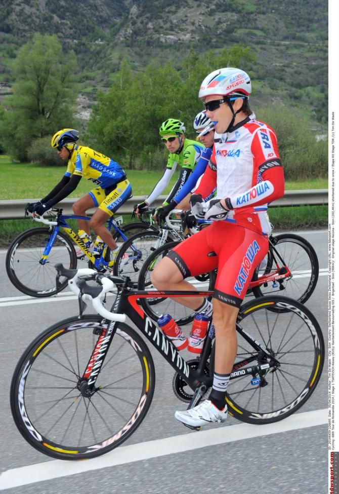 Alexy Tsatevich (Katusha) demonstrates how to eat on the bike