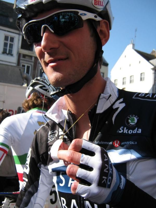 Fr&auml;nk Schleck (Saxo Bank) shows his baby daughter's name tag