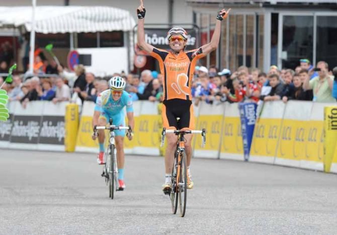 Samuel Sanchez (Euskaltel-Euskadi) claims the win ahead of Jakob Fuglsang (Astana).