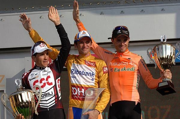 Sastre, Menchov and Sanchez wave to the crowd from the GC podium