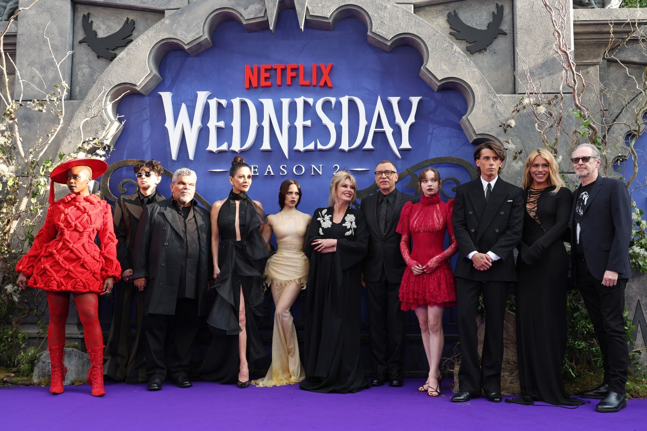 (LR) Joy Sunday, Isaac Ordonez, Luis Guzmán, Catherine Zeta-Jones, Jenna Ortega, Joanna Lumley, Fred Armisen, Emma Myers, Georgie Farmer, Billie Piper ve Steve Buscemi 