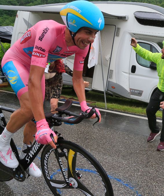 Fabio Aru (Astana) suffers in the time trial
