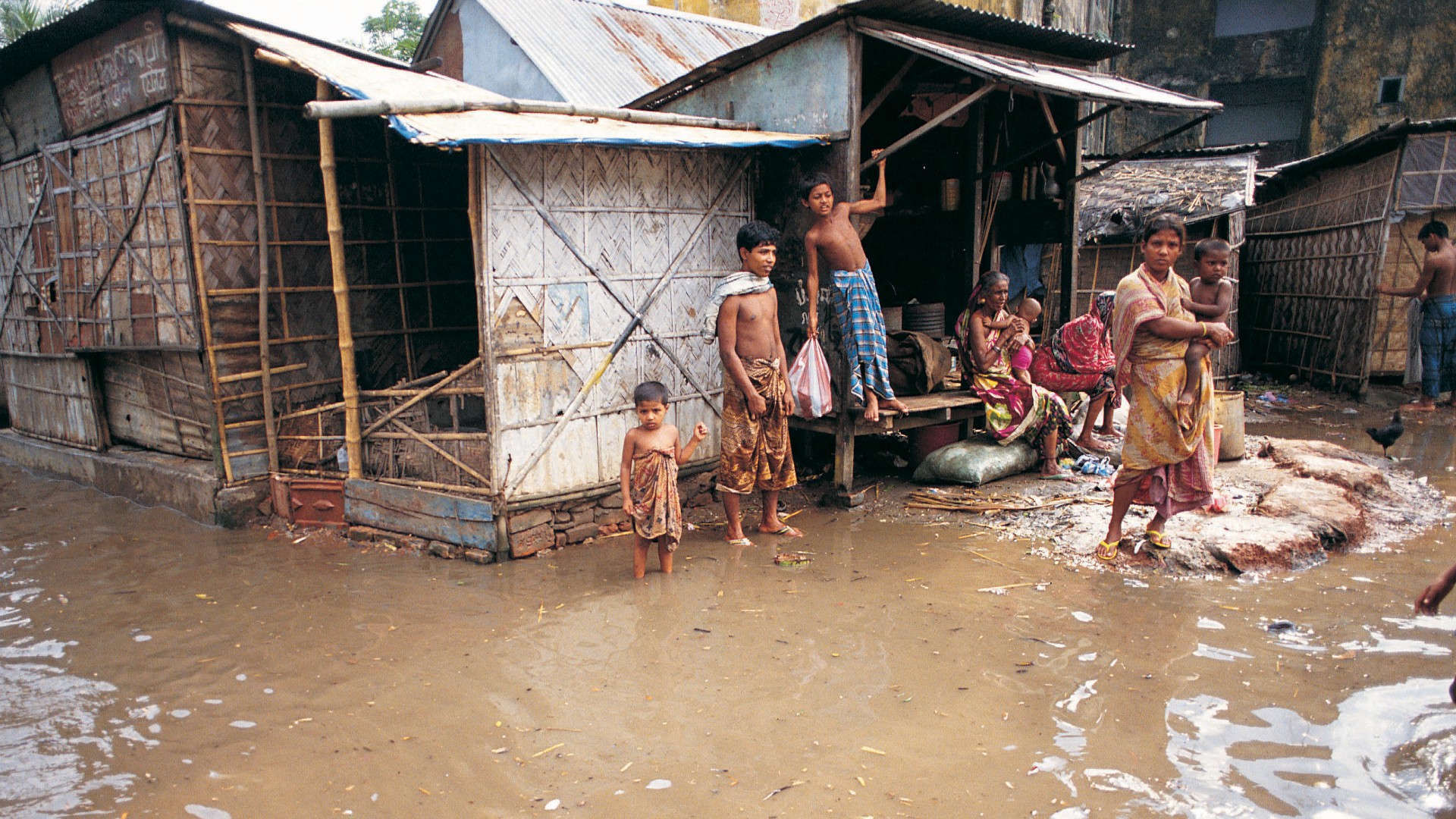 Agua de inundación alrededor de casas en Dhaka, Bangladesh.  Stockbyte a través de Getty Images