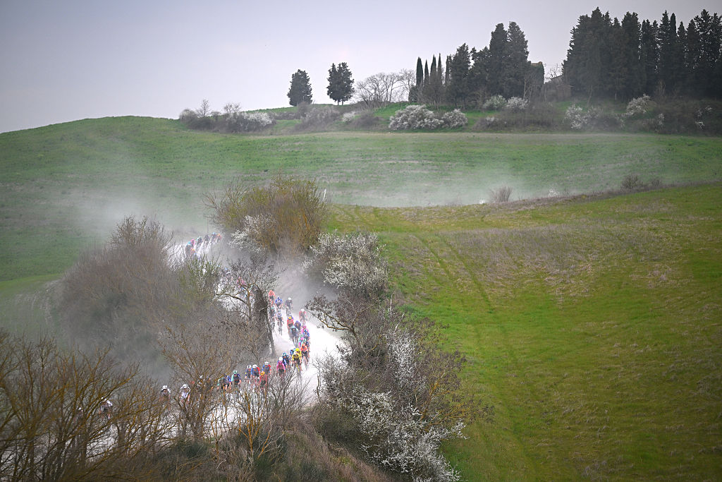 The peloton rides along the gravel roads at Strade Bianche 2026