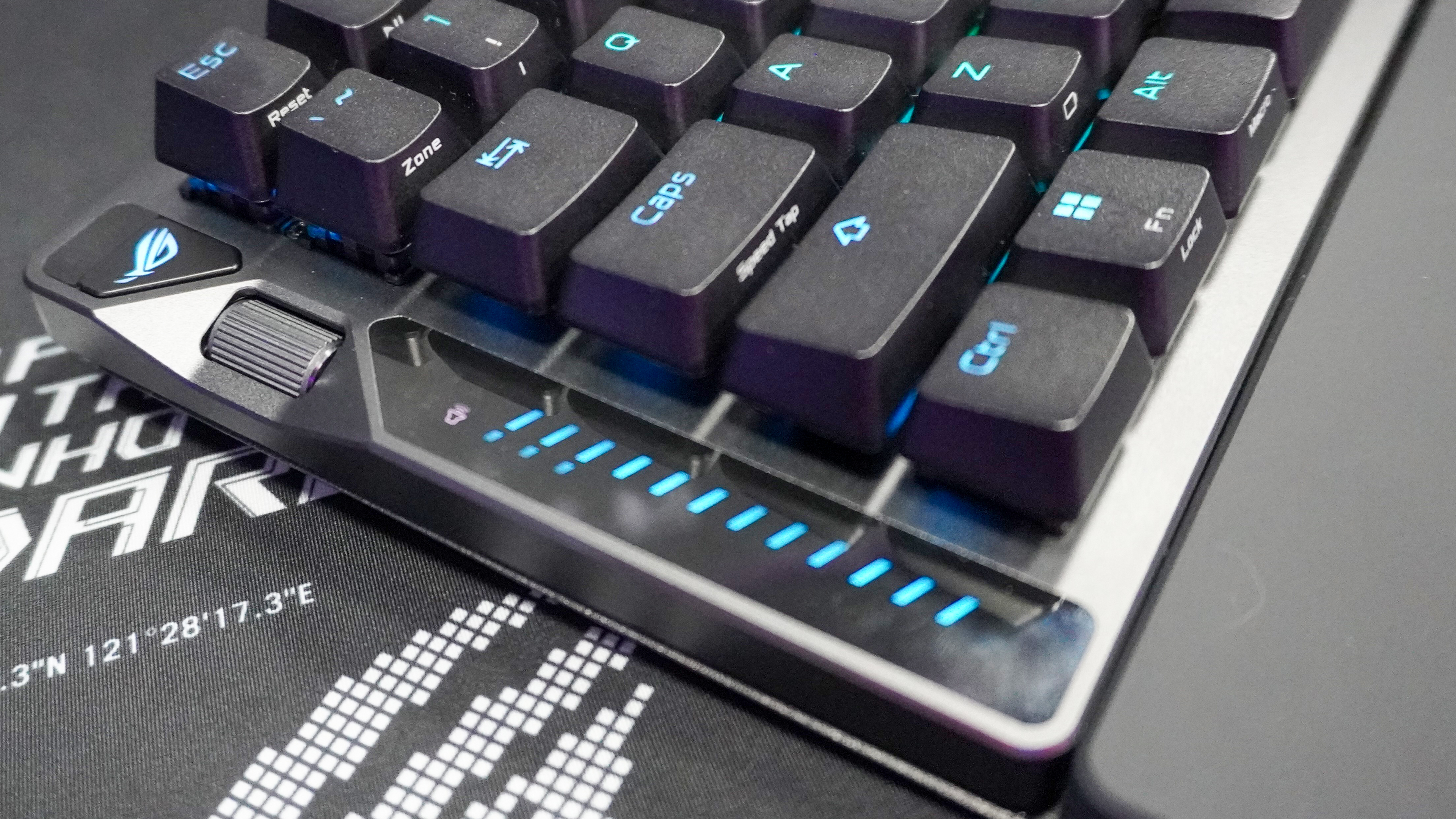Asus Rog Falcata از نزدیک تیراندازی سمت کنترل در سمت صفحه کلید مغناطیسی