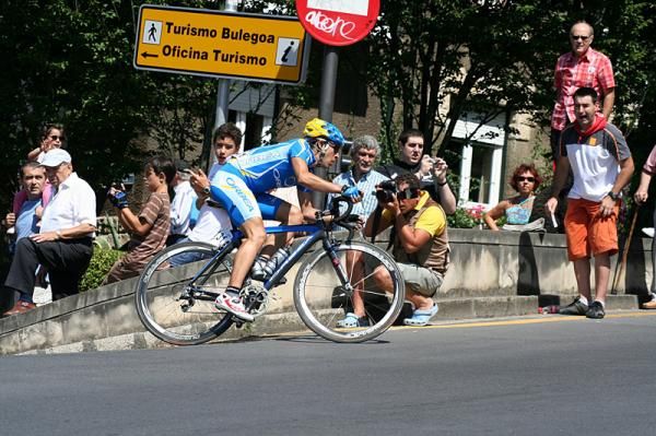 Castroviejo on the attack.