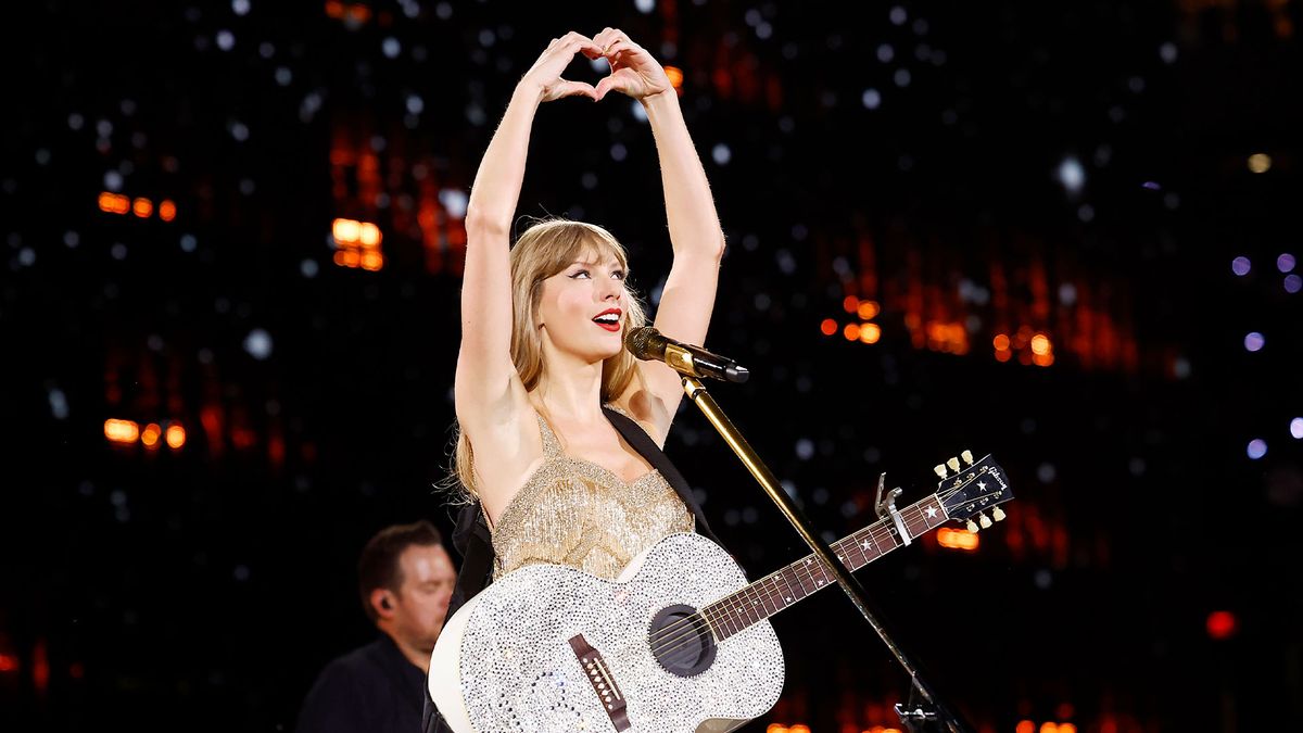 Taylor Swift performing 