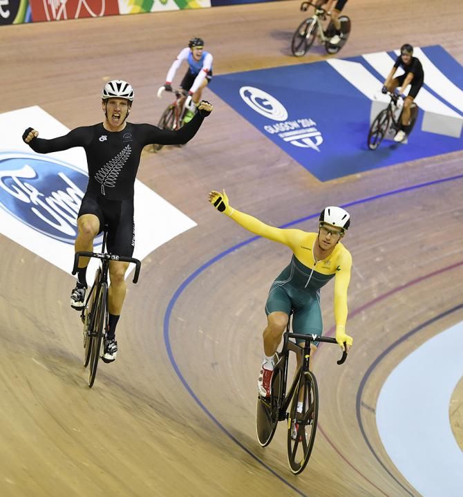 Shane Archbold (New Zealand) wins the Scratch Race ahead of Glenn O'Shea (Australia)