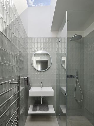 Emmanuel House by Dominic McKenzie Architects bathroom