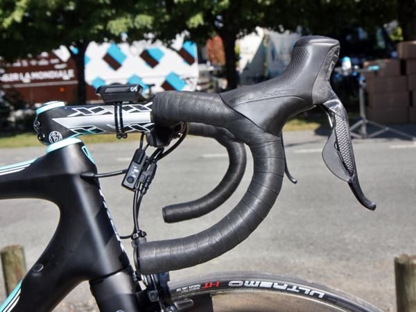 Andy Schleck (Leopard Trek) runs his Shimano Dura-Ace Di2 levers high on the Bontrager VR-bend alloy bars.