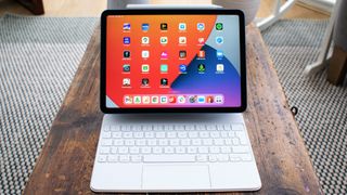 iPad Air 2022 med et tastatur.