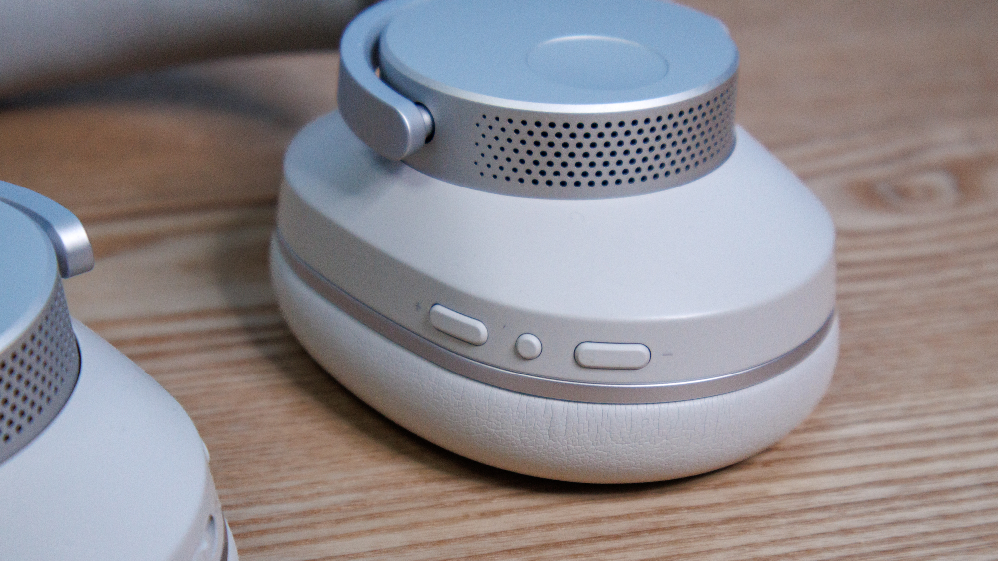 Control and volume buttons on the Cambridge Audio Melomania P100 SE headphones.