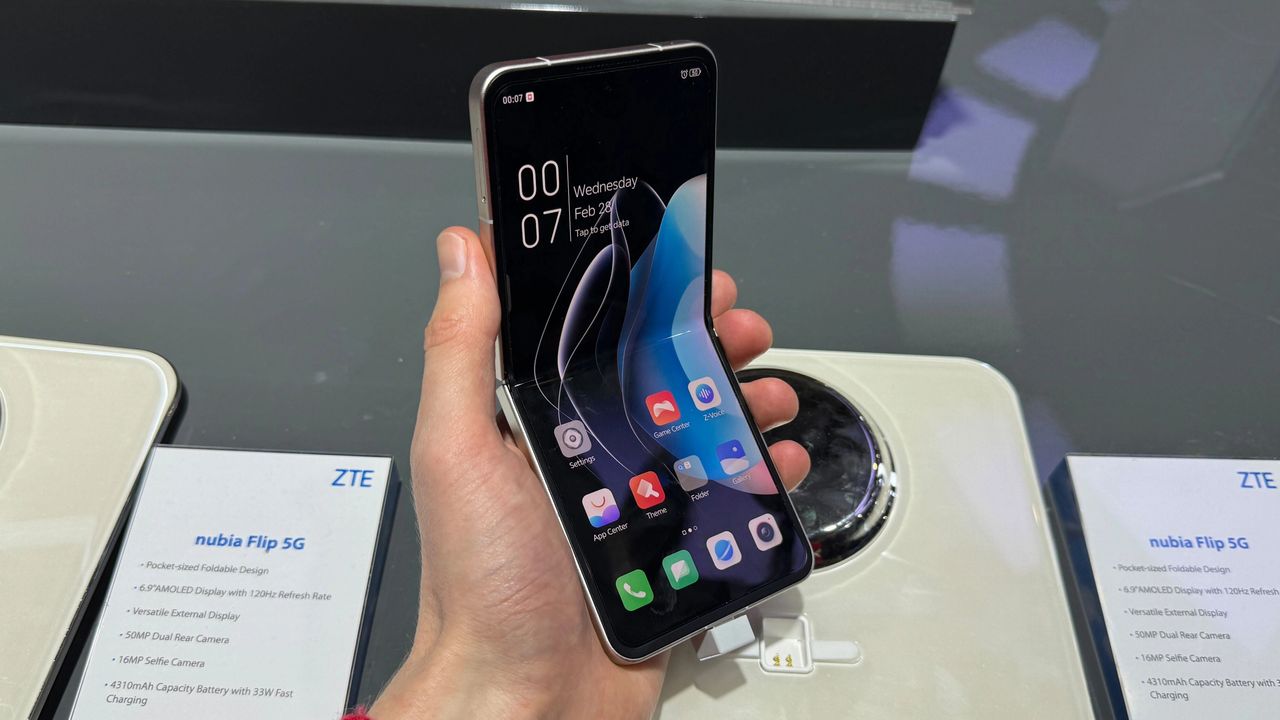 Nubia Flip 5G in-hand