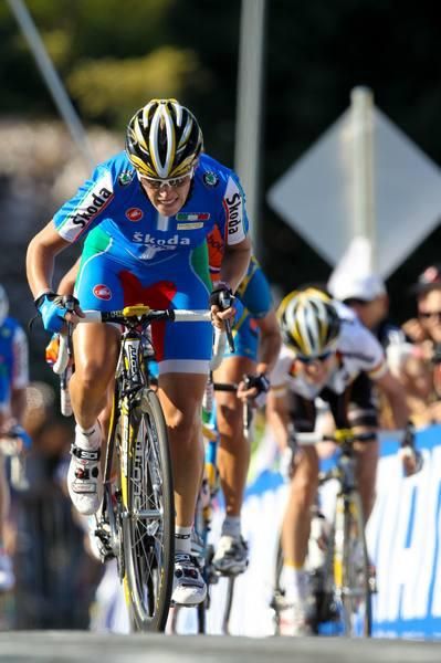 Noemi Cantele (Italy) chasses after Emma Pooley.