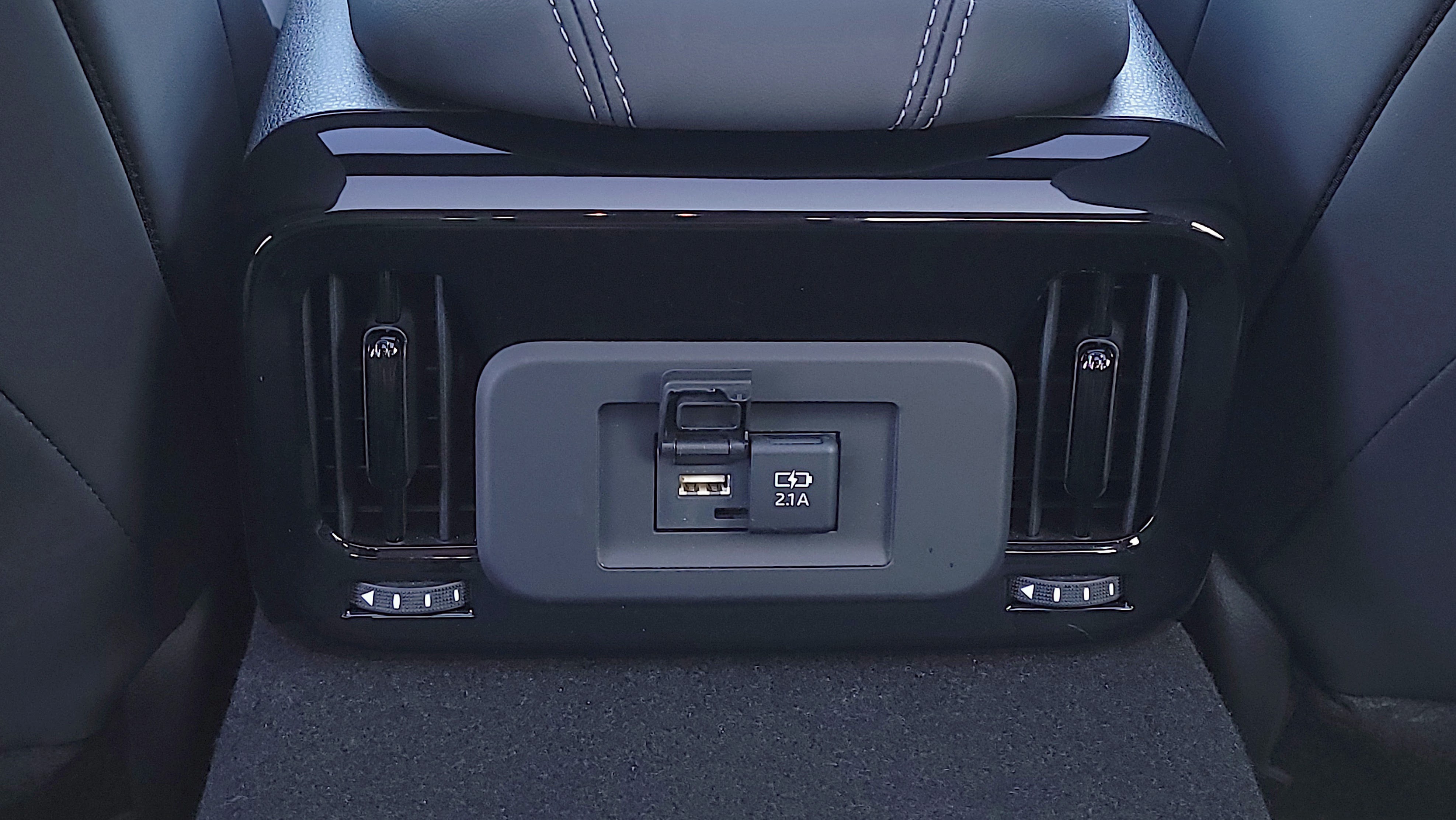 Two USB ports accessible to rear seat passengers in the Toyota Mirai (2021)