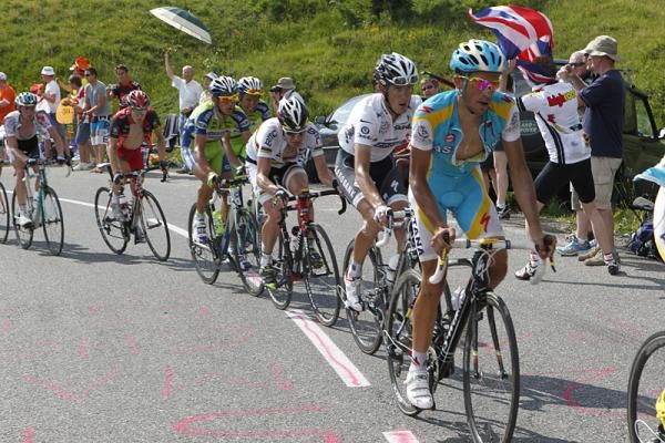 The favorites were all strung out, each trying not to blow as the pace heated up on the climb.