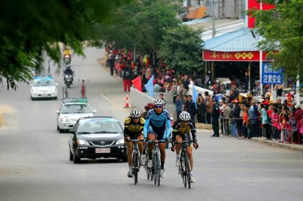 The break pass through a small town, heading towards the hills.