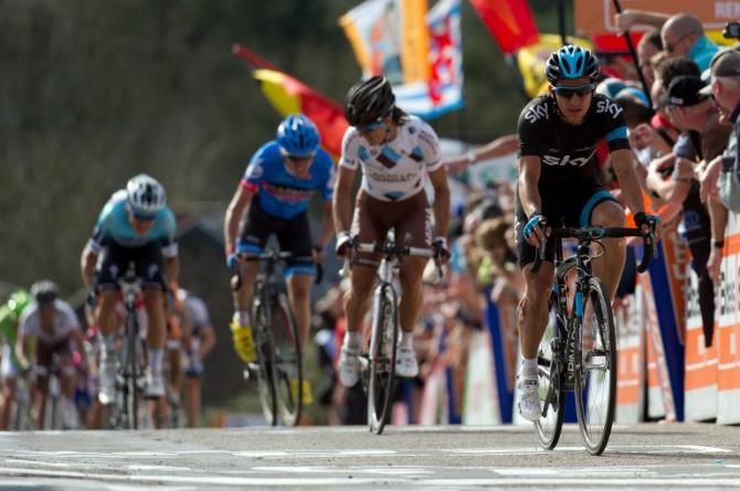 Sergio Henao (Sky) comes across in second