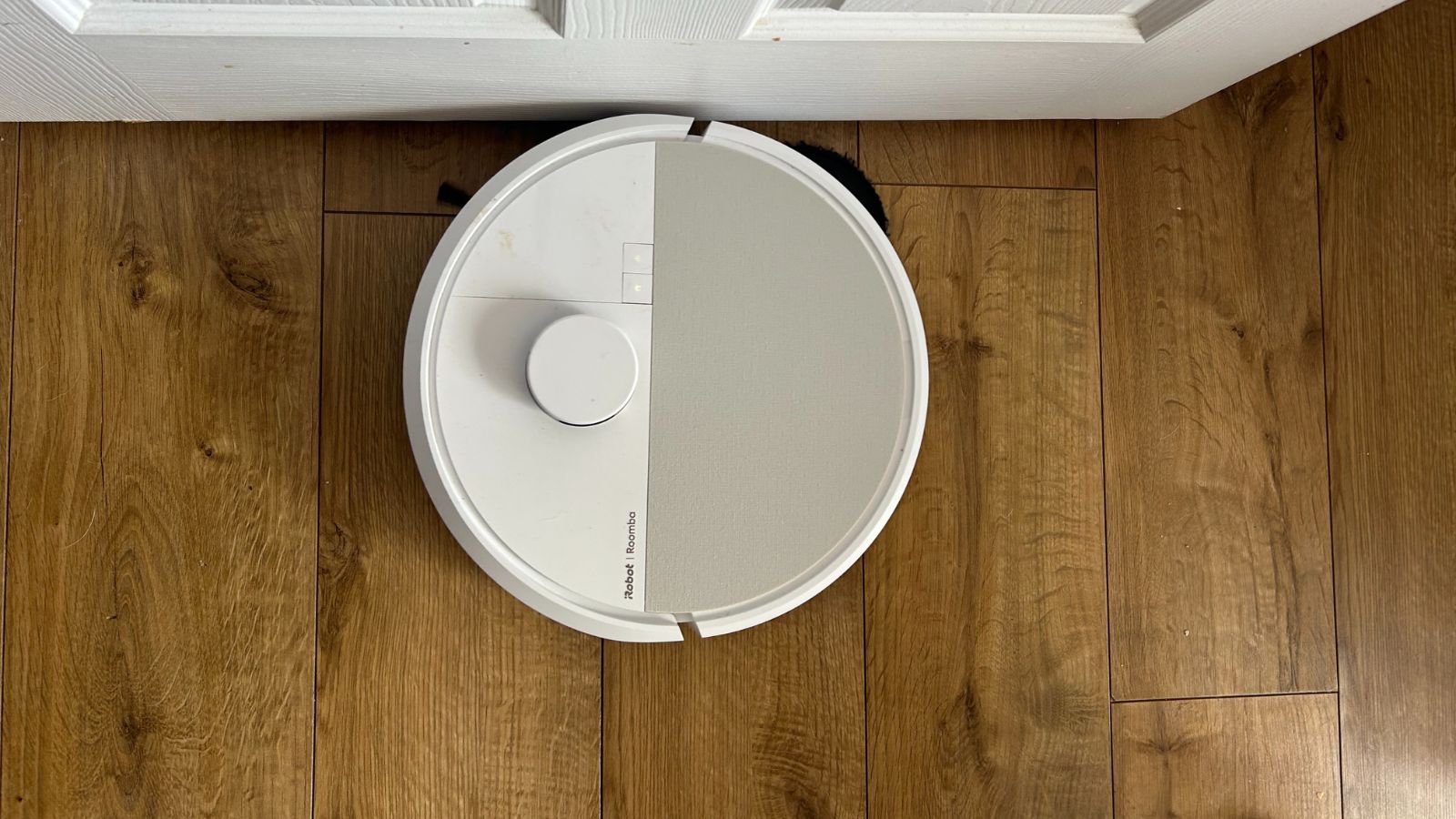 Roomba 505 Plus cleaning hard floors around a door
