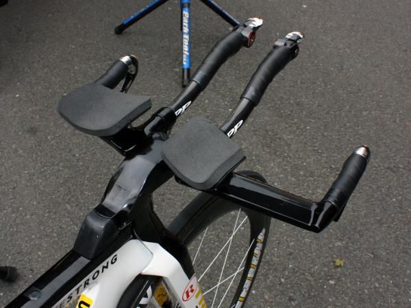 The_bar_layout is decidedly clean with all of the cables running inside the stem right into the frame.