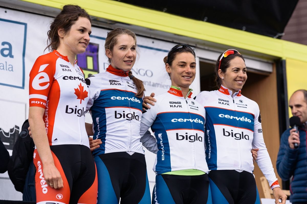 Cerv&eacute;lo Bigla sign in for the final stage of Emakumeen Bira - Emakumeen Bira 2016 Stage 4