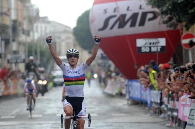 Marianne Vos wins the stage
