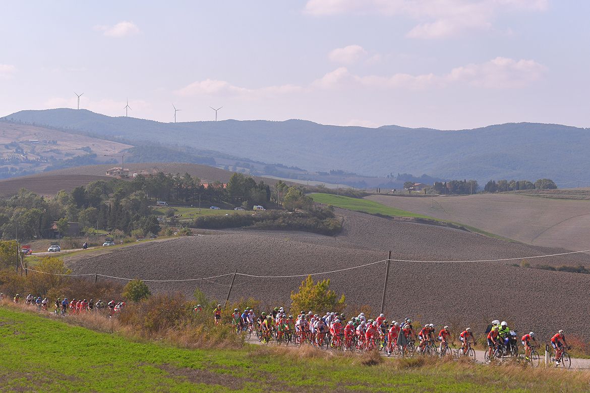 The peloton making its way through the Tuscan countryside