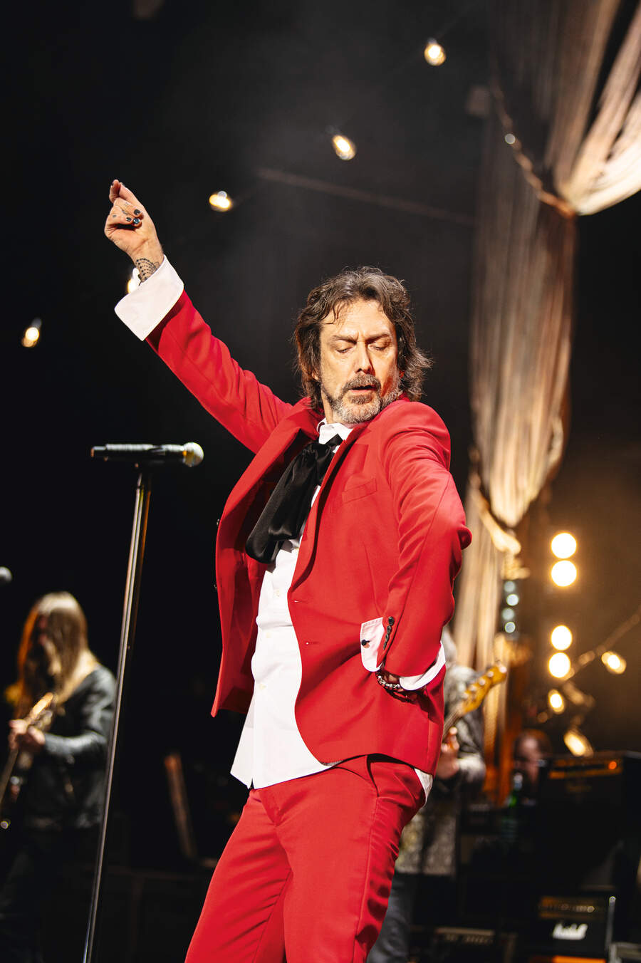 Chris Robinson onstage