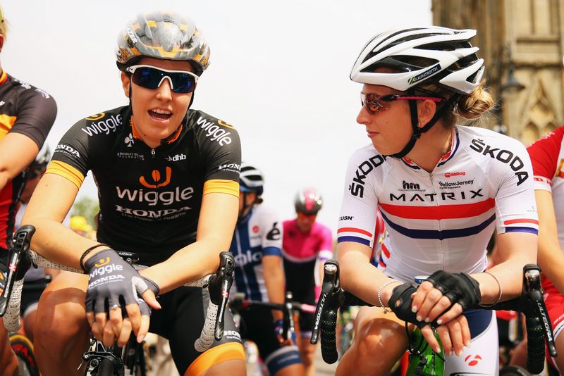 Dani King (Wiggle Honda) and Laura Trott (Matrix) chat on the start line