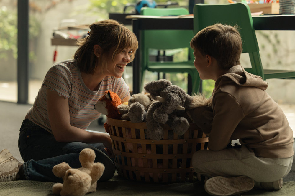 sophia lillis as carrie and the little boy she&#039;s nannying play together in all her fault