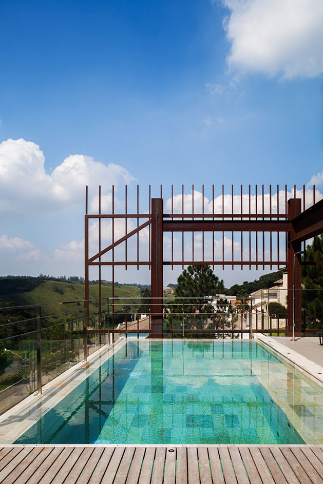 Casa Mirante: Brazilian firm FGMF designs a stylishly functional family home